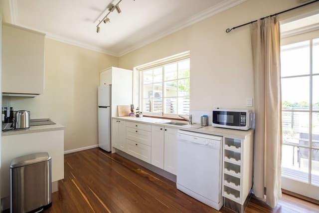 Courtyard Garden Apartment (Minimum Age 18)