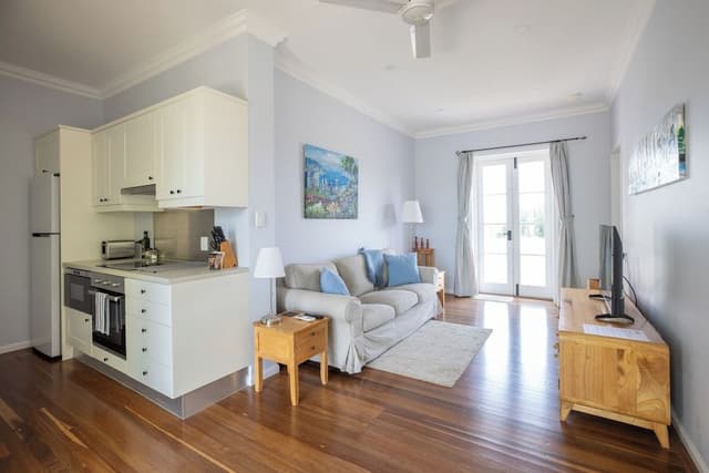 Courtyard Garden Apartment (Minimum Age 18)