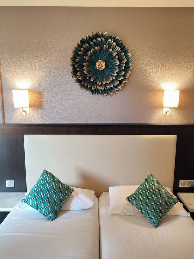 Twin Room, City side