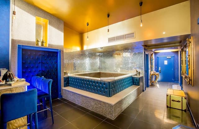 Luxury Penthouse, Multiple Beds, Hot Tub, River View