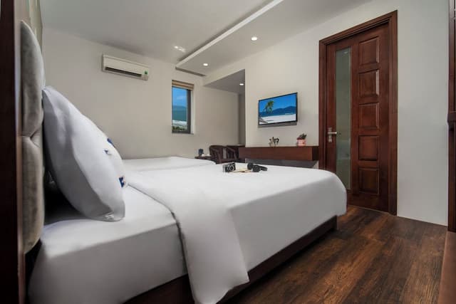 Deluxe Room, Private Bathroom, Beachside