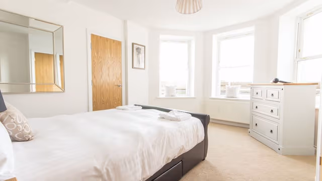 1 bed - Captain's Quarters