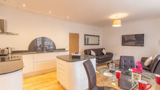 1 bed - Captain's Quarters