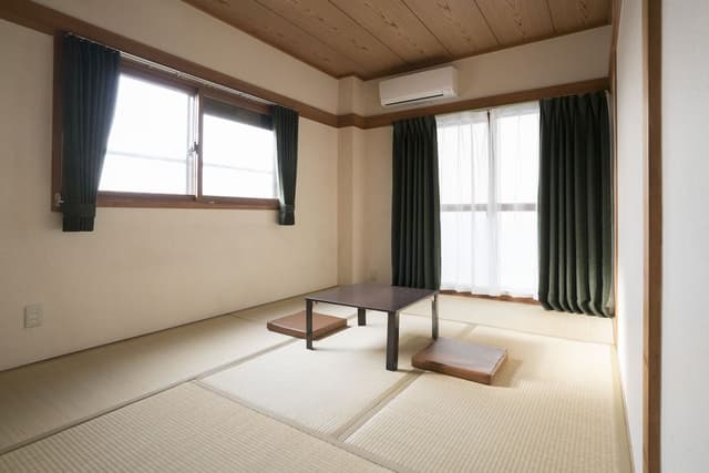 Japanese Tatami Room, 3 Futons