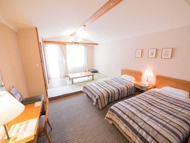 [Non Smoking] Japanese Western Style Room (2 Single Beds and 3 Futons)