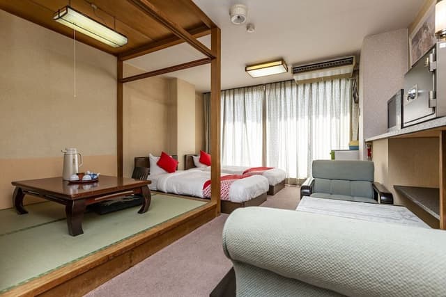 Twin Room, Smoking