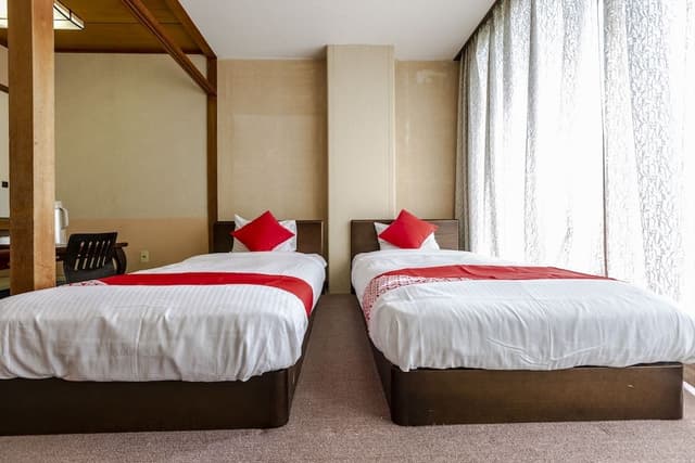 Twin Room, Smoking