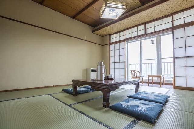 Japanese Room with Shared Washroom- Quadruple, Smoking