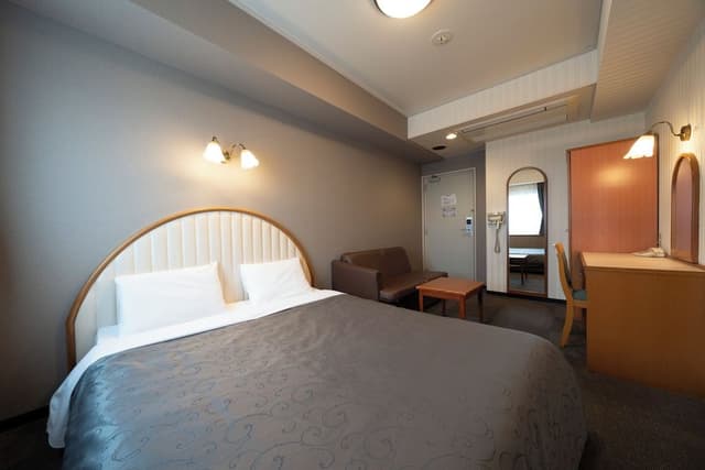 Double Room, Smoking