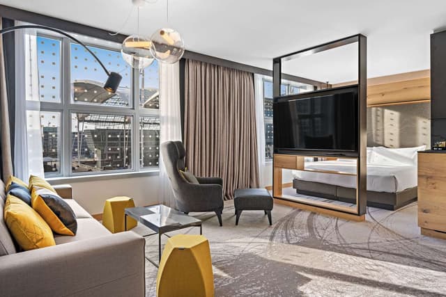 KING DELUXE SUITE- ONE KING BEDROOM