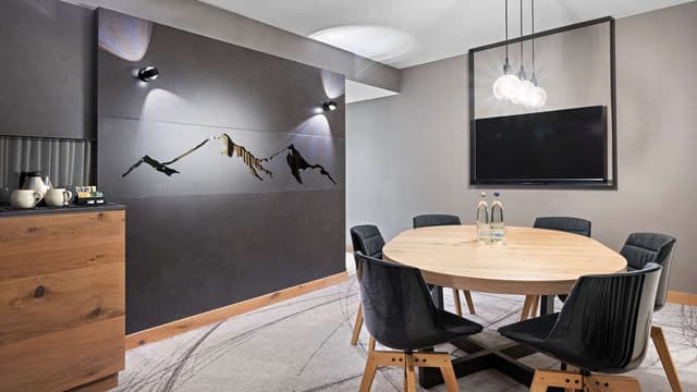 KING EXECUTIVE SUITE