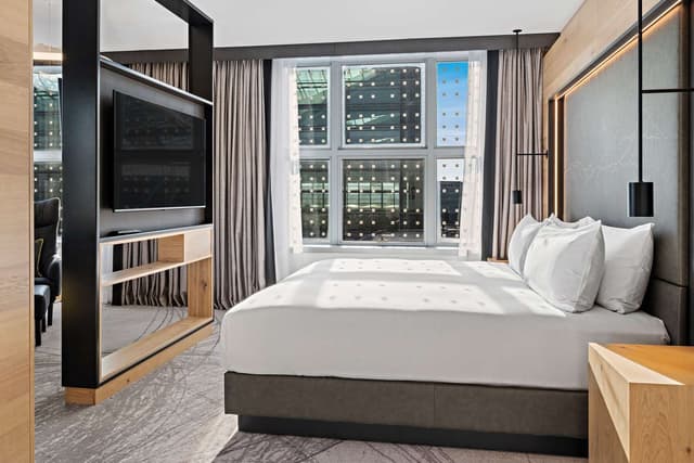 KING DELUXE SUITE- ONE KING BEDROOM