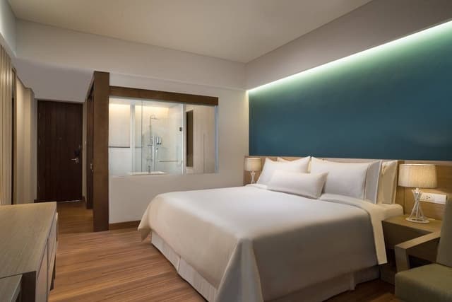 Deluxe Room, 1 King Bed, Pool Access