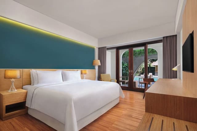 Deluxe Room, 1 King Bed, Pool Access