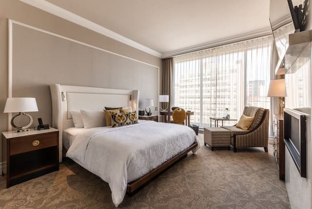 Deluxe Room, 1 King Bed, City View