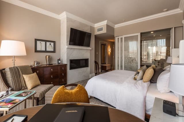 Deluxe Room, 1 King Bed, City View