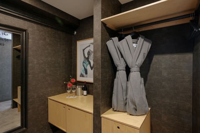 Room, 1 King Bed, Corner