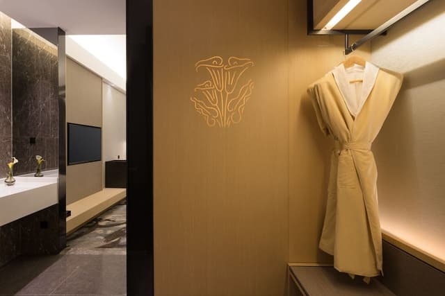 Luxury Double Room (Free shuttle bus to exhibition hall will be provided during the canton fair )