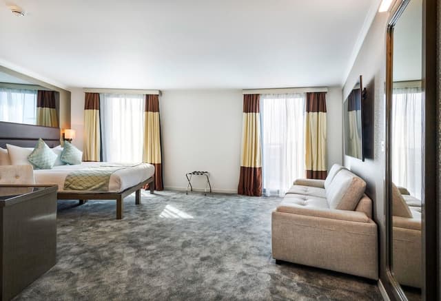 Executive Double or Twin Room, 1 Bedroom (Runway view)