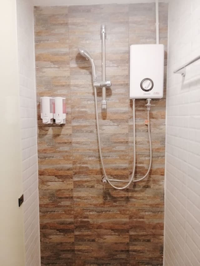 4 People Room Shared Bathroom