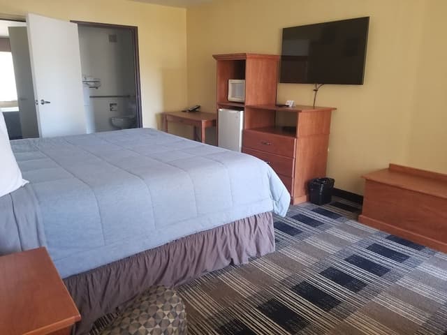 Single Room, 1 King Bed, Accessible