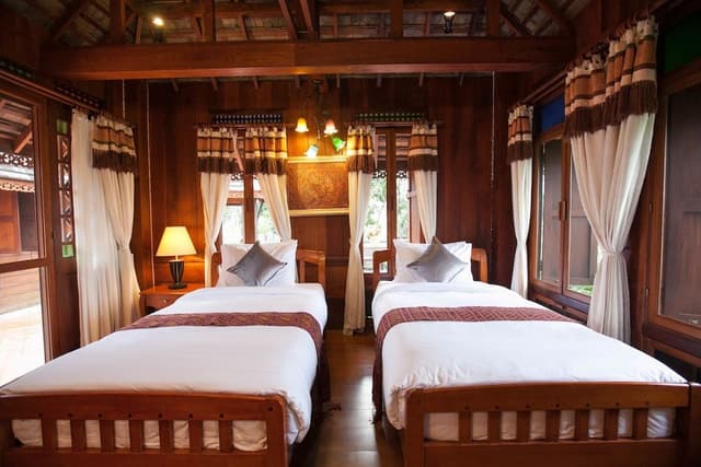 Deluxe Twin Room (2)