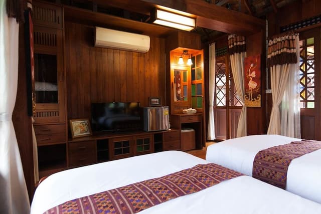 Deluxe Twin Room (2)