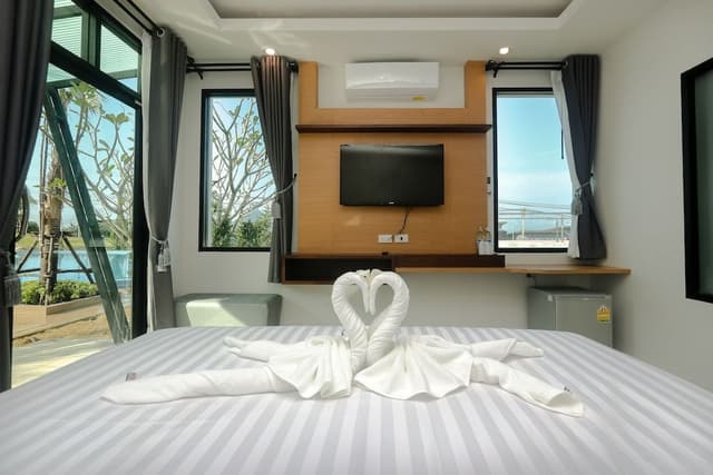 2 Bedrooms Villa Garden View