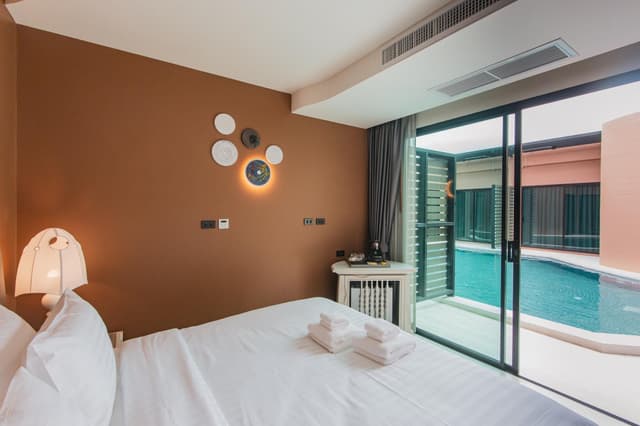 Villa Pool Access