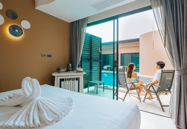 Villa Pool Access