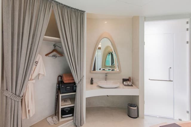 Villa Pool Access