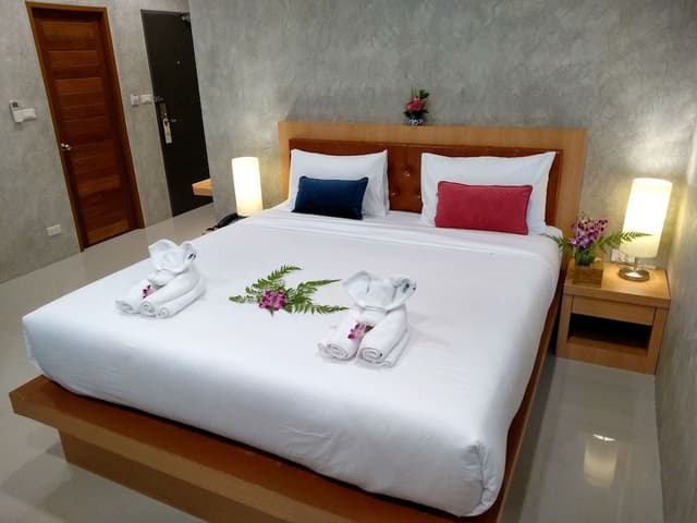 Deluxe Double Room, 1 King Bed, Balcony, Mountain View
