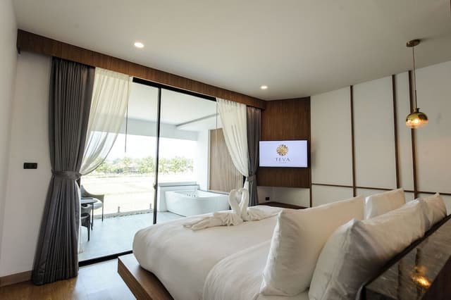 Panoramic Jacuzzi Suite