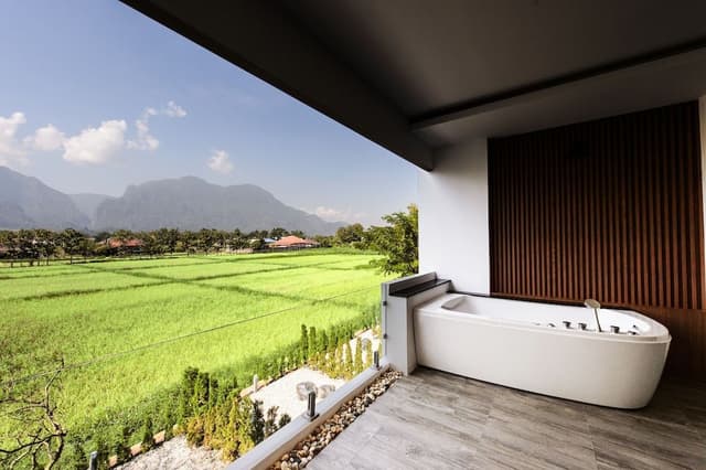 Panoramic Jacuzzi Suite