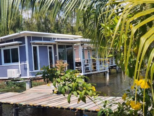 Bungalow - Water Front