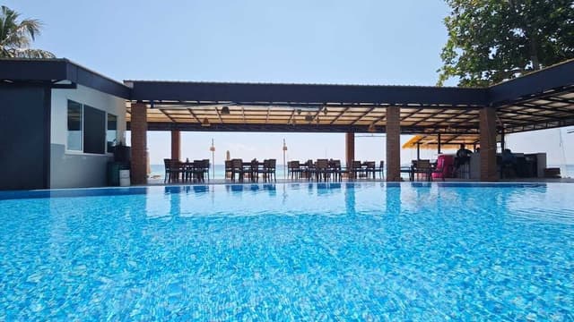 Deluxe Beach Front Cottage with Double Bed