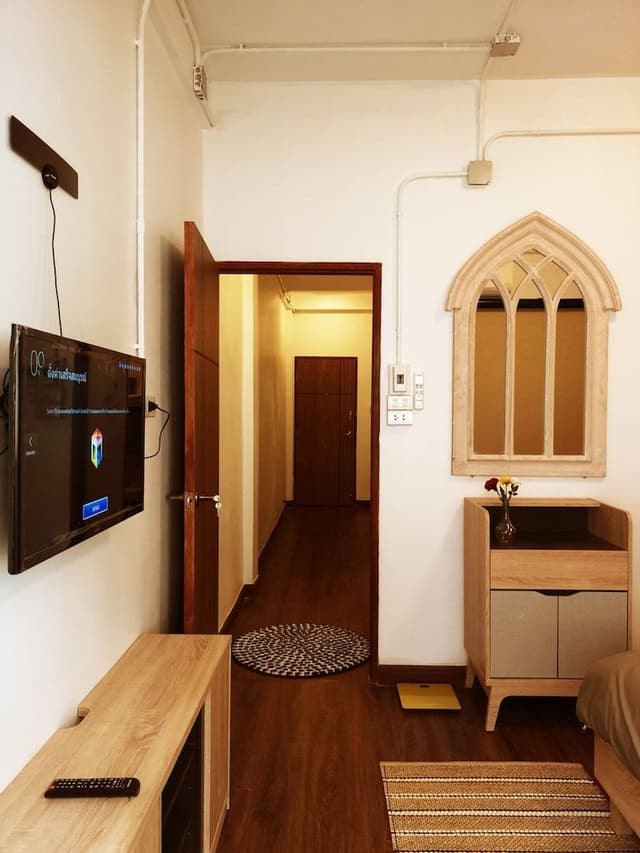 Standard Townhome, 1 Queen Bed, Non Smoking, Shared Bathroom