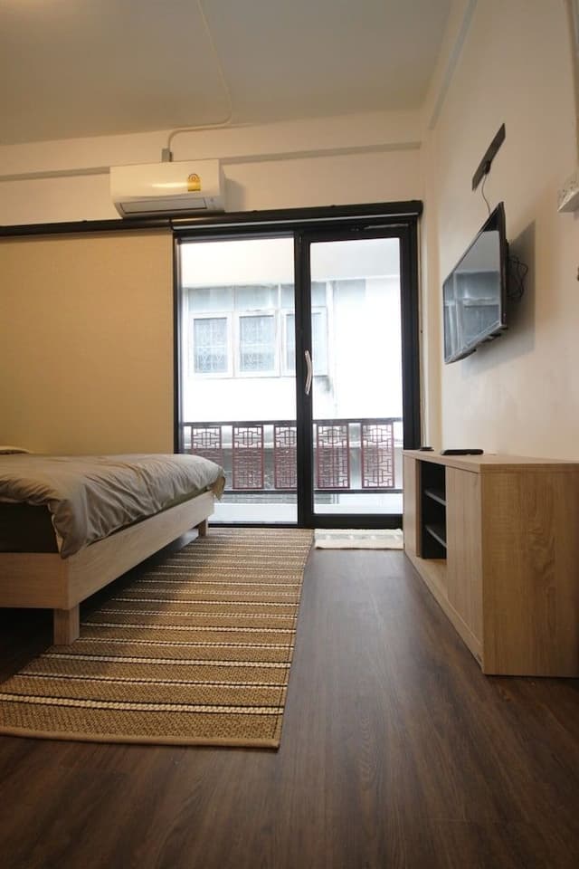 Standard Townhome, 1 Queen Bed, Non Smoking, Shared Bathroom