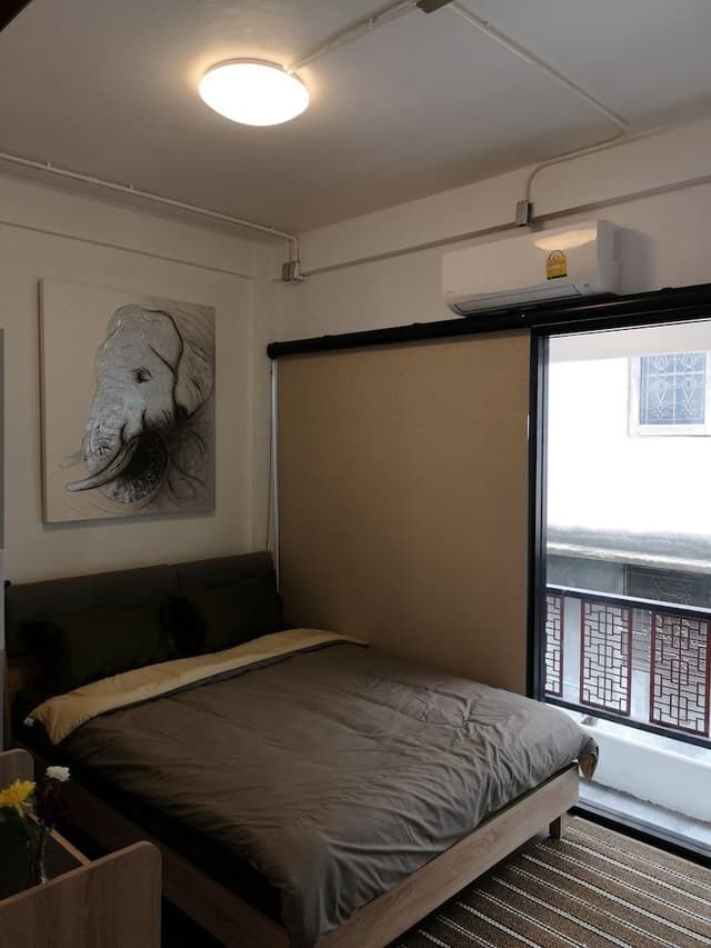 Standard Townhome, 1 Queen Bed, Non Smoking, Shared Bathroom