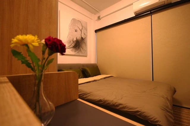 Standard Townhome, 1 Queen Bed, Non Smoking, Shared Bathroom