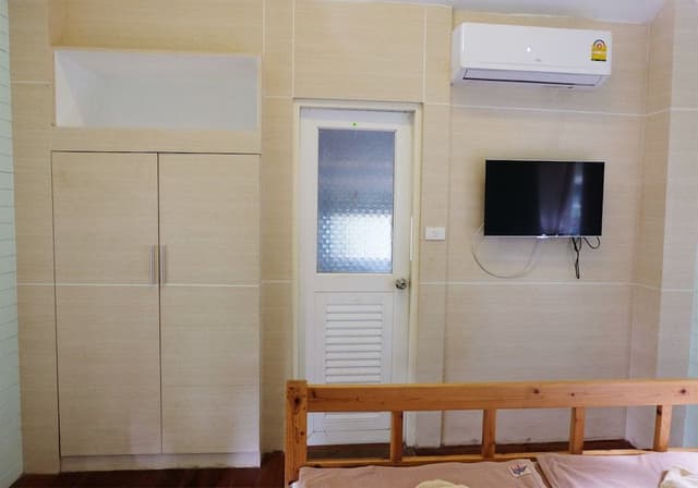 Air-Con Bungalow with Garden Down Hill