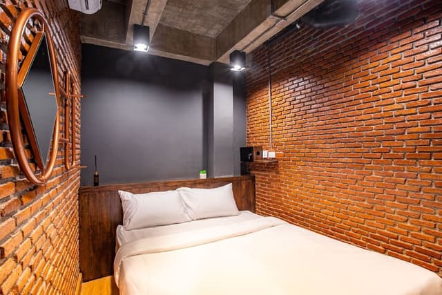 Capsule Superior Queen Bed with Shared Bathroom