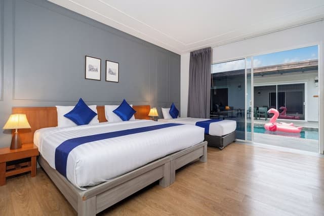 DeLuxe Family Room with Pool Access
