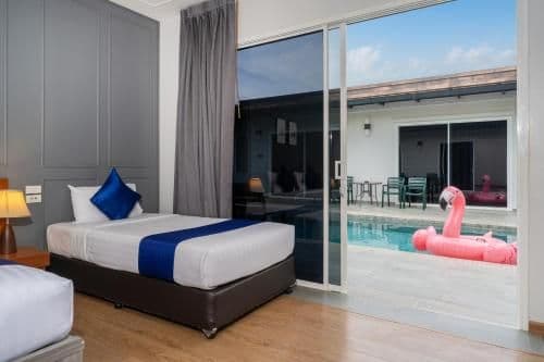 DeLuxe Family Room with Pool Access