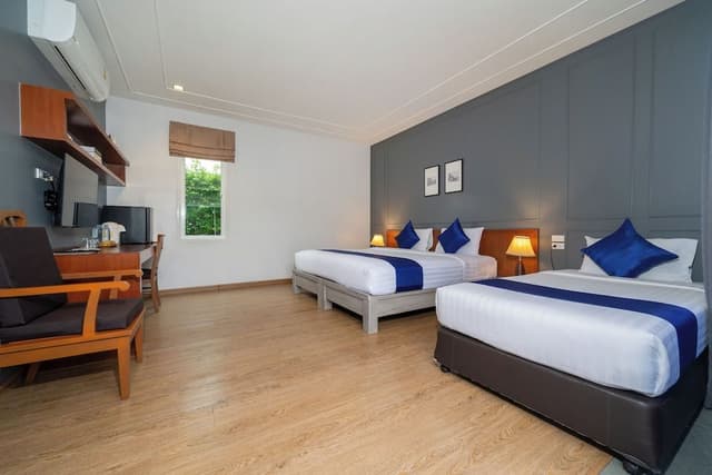 DeLuxe Family Room with Pool Access