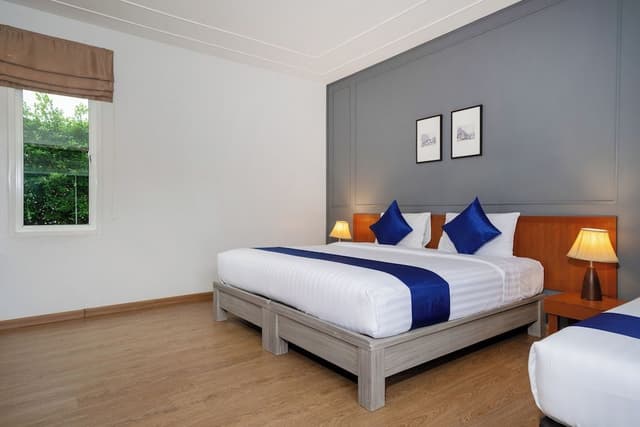 DeLuxe Family Room with Pool Access
