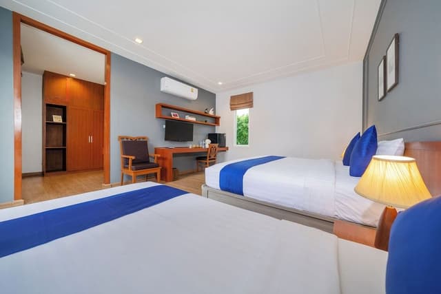 DeLuxe Family Room with Pool Access
