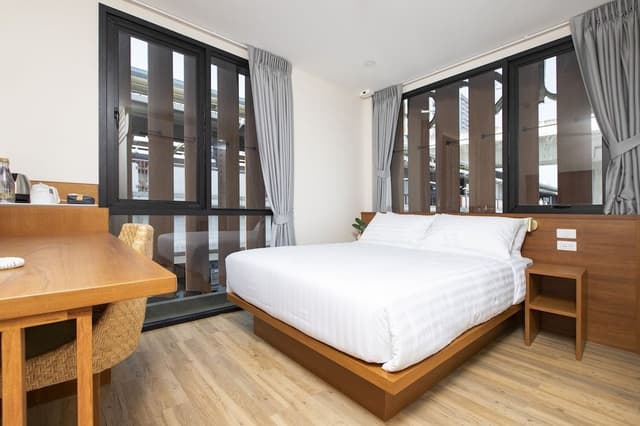 Standard Room, 1 Queen Bed, Non Smoking, City View