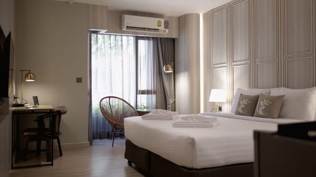 Nares Deluxe King Room