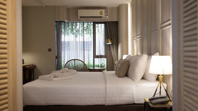 Nares Deluxe King Room
